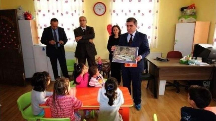 Başkan &Ouml;zdemir&rsquo;den &Ouml;ğrencilere Hediye