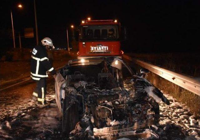 Hareket Halindeyken Alev Alan Otomobil, Yandı 1