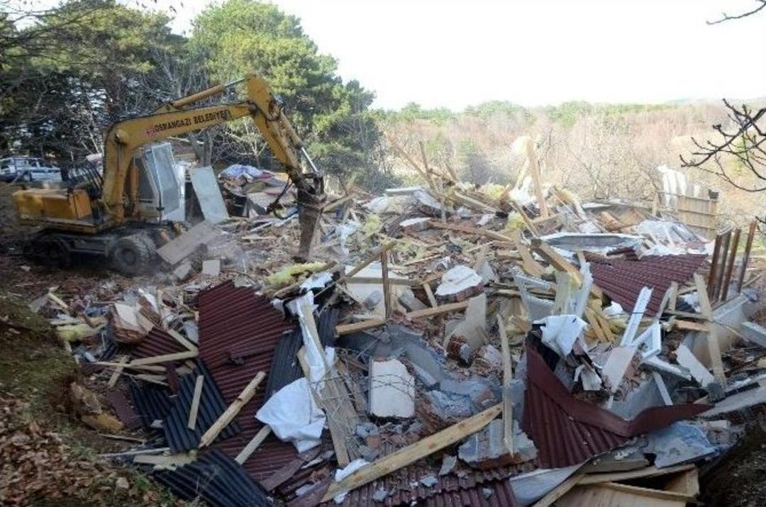 Uludağ&rsquo;ın Eteğinde Yapılan Ka&ccedil;ak Binalar Yıkıldı