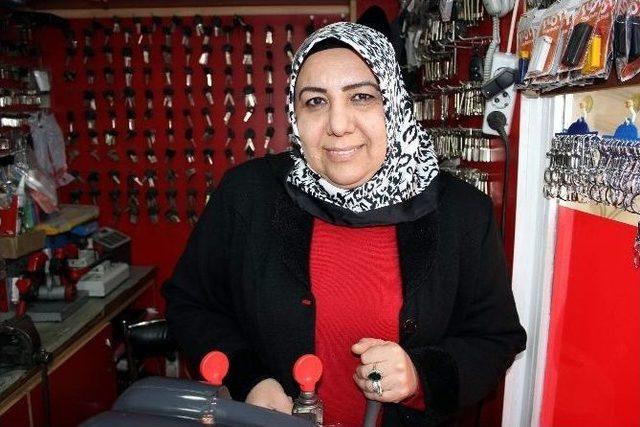 (&ouml;zel Haber) Bu Kadının Eli Her Kapıyı A&ccedil;ıyor 1