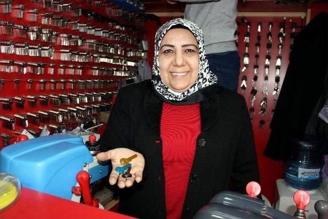 (&ouml;zel Haber) Bu Kadının Eli Her Kapıyı A&ccedil;ıyor 2