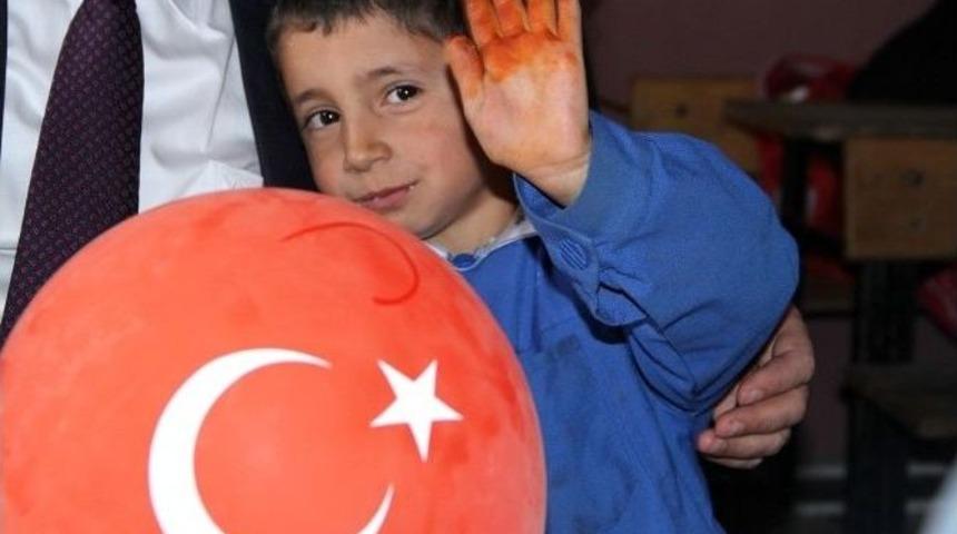 &Uuml;niversiteliler K&ouml;y Okulunda Minik Kalplerle Buluştu