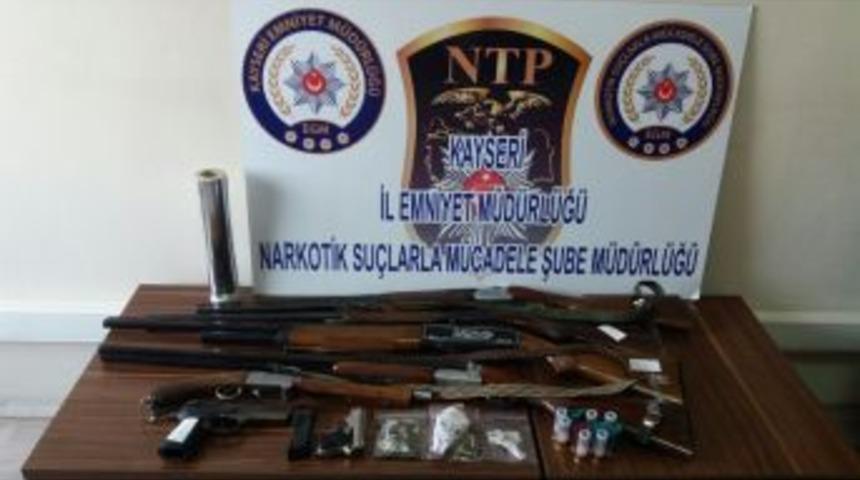 Uyuşturucu Operasyonunda 6 Silah Ve 9.50 Gram Esrar Ele Ge&ccedil;irildi