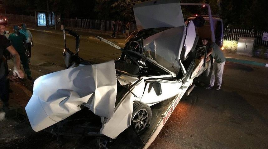 Aşırı Hız Yaptı, &Ccedil;arptığı Duvarda Ara&ccedil; Parampar&ccedil;a Oldu, 2 Kişi Yaralandı