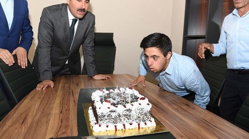 Başkan Asya&rsquo;dan Muş&rsquo;un Sevilen Simasına S&uuml;rpriz Doğum G&uuml;n&uuml;