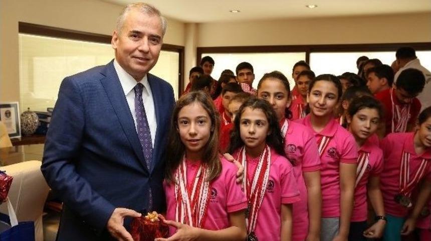 Judocular, Madalya Sevin&ccedil;lerini Başkan Zolan&rsquo;la Paylaştılar