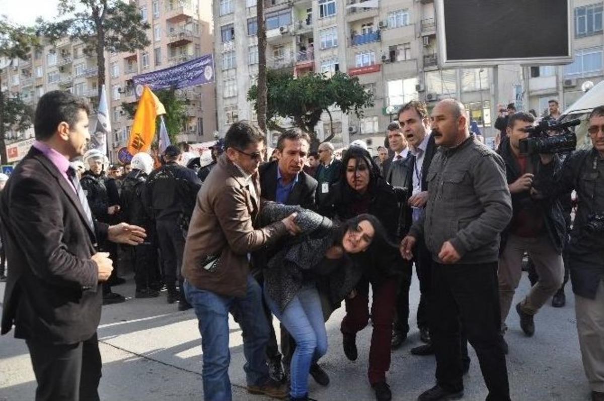 Mersin&rsquo;de, Ak Parti İl Kongresinin Yapılacağı Salona Y&uuml;r&uuml;mek İsteyen Gruba M&uuml;dahale