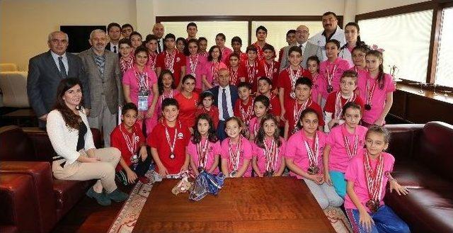 Judocular, Madalya Sevin&ccedil;lerini Başkan Zolan&rsquo;la Paylaştılar 2