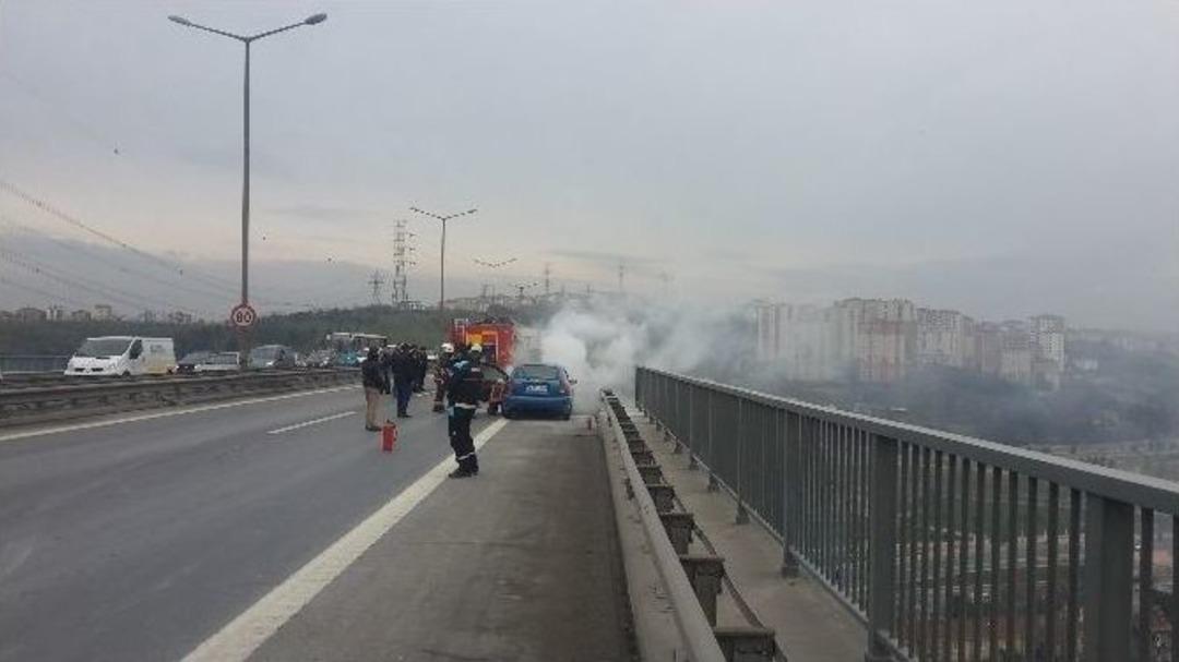 (&ouml;zel Haber) Alev Alan Otomobile, S&uuml;r&uuml;c&uuml;lerden Yangın T&uuml;pl&uuml; M&uuml;dahale