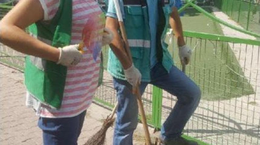 &Uuml;niversiteli&nbsp;Kadın Temizlik Iş&ccedil;isi