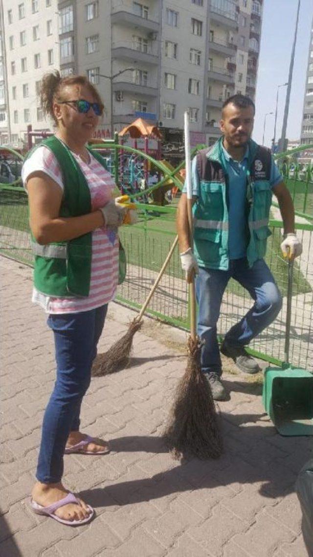 &Uuml;niversiteli&nbsp;Kadın Temizlik Iş&ccedil;isi 2