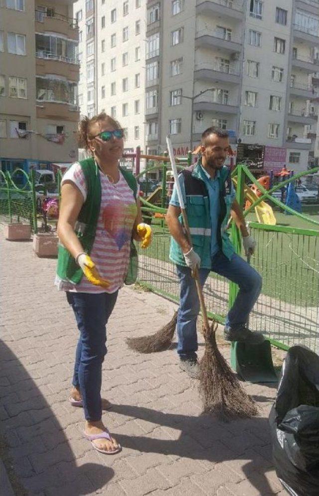 &Uuml;niversiteli&nbsp;Kadın Temizlik Iş&ccedil;isi 3