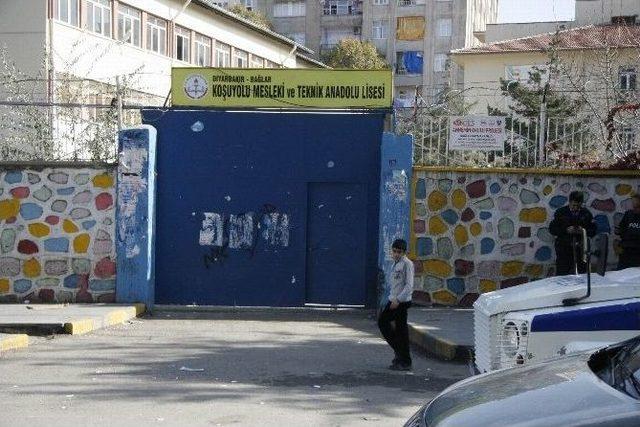 &Ouml;ğrenciler Arasında &rsquo;kız&rsquo; Kavgası: 2 Yaralı 1