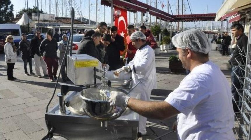 Bodrum Çarşı Grubu Asi Tayfa Lokma Dağıttı