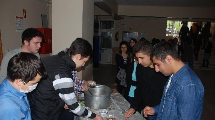 Fak&uuml;lte &Ouml;ğrencilerinden Aşure Etkinliği