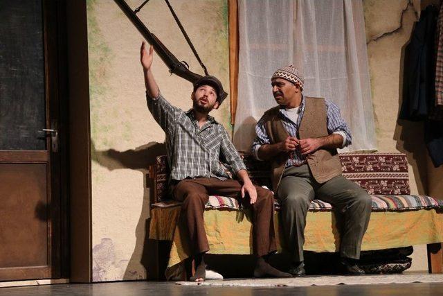 Efeler Belediyesi Tiyatro Tutkunlarını Bekliyor