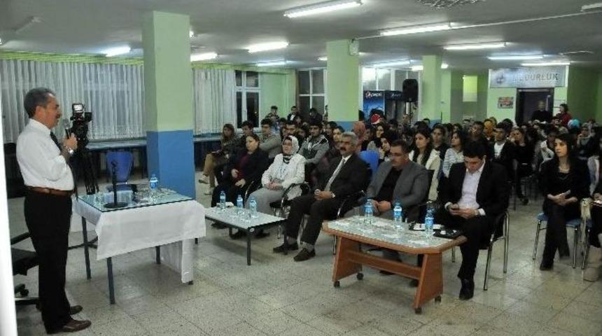 Başkan Akkaya &Uuml;niversiteli Gen&ccedil;lerle Buluştu