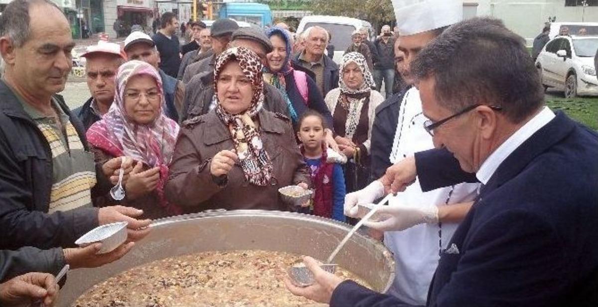 Edremit Belediyesi Aşure Dağıttı