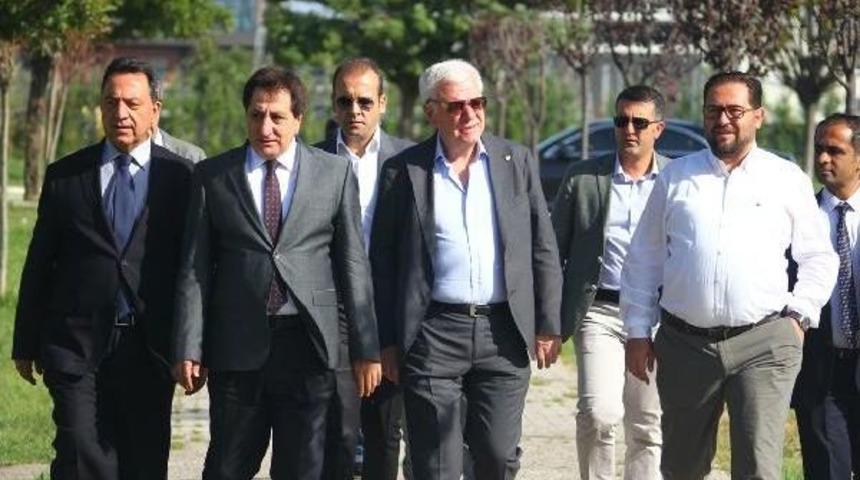 Bursaspor'a Vali İzzettin K&uuml;&ccedil;&uuml;k'ten Moral Ziyareti