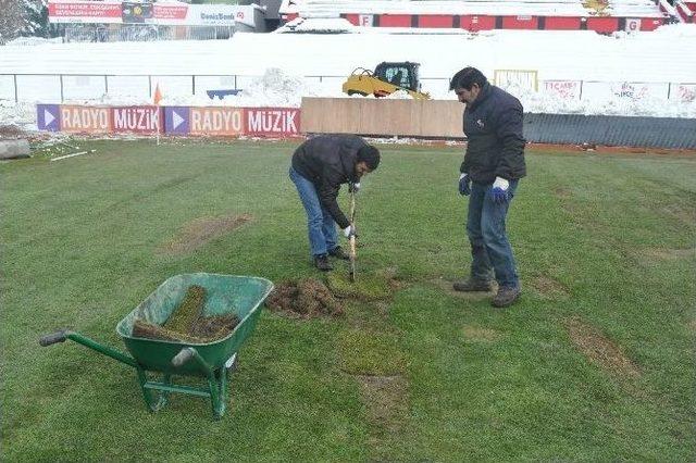 Eskişehir Atatürk Stadyumu Kardan Temizleniyor