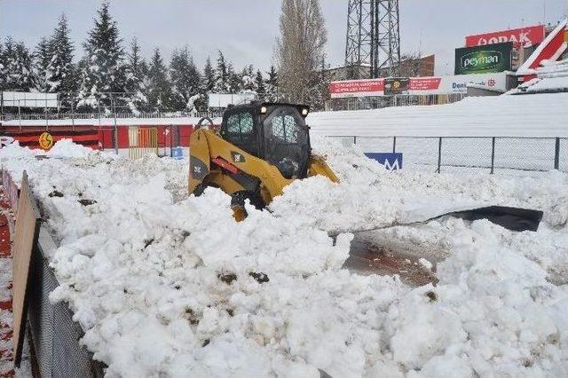 Eskişehir Atatürk Stadyumu Kardan Temizleniyor