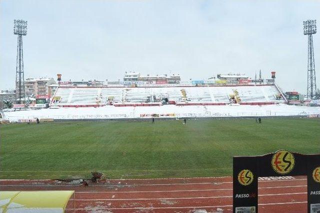 Eskişehir Atatürk Stadyumu Kardan Temizleniyor