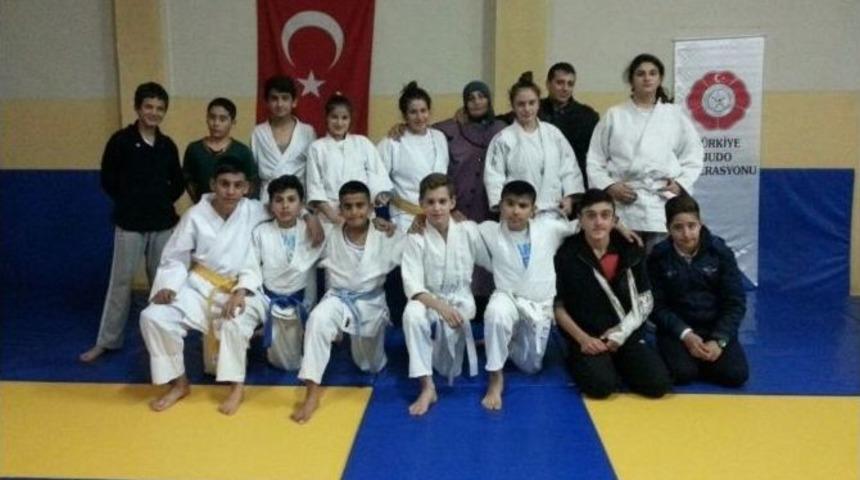 Erzincan&rsquo;da Gen&ccedil;ler Judo M&uuml;sabakaları Yapıldı