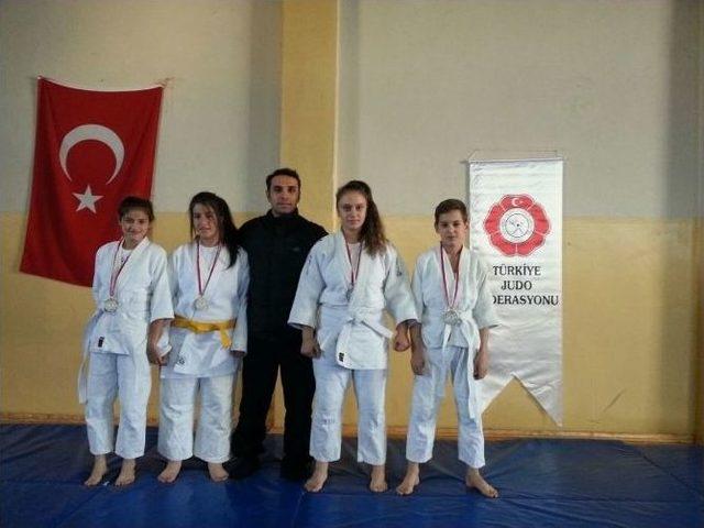 Erzincan’da Gençler Judo Müsabakaları Yapıldı