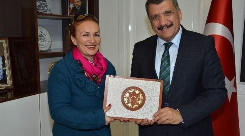Sanat&ccedil;ı Canan Başkaya, Başkan Selahattin G&uuml;rkan&rsquo;ı Ziyaret Etti