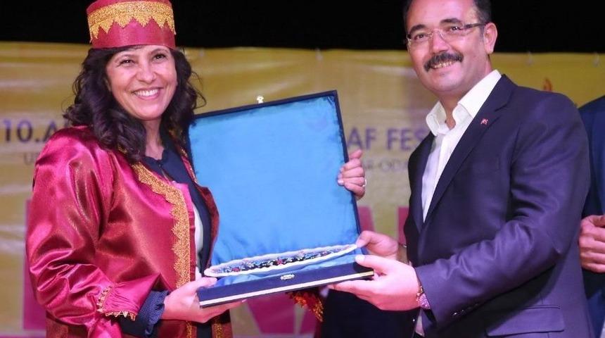 Uşak&rsquo;ın İlk Kadın Ahisi Kaftanını Giydi