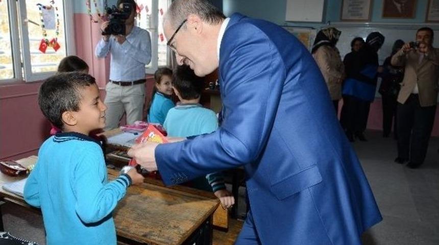&Ouml;ğrencilere Diş Fır&ccedil;ası Ve Macunu Dağıtıldı