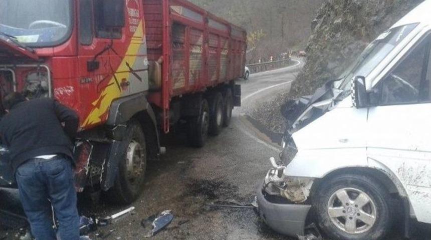 Giresun&rsquo;da Trafik Kazası: 3 Yaralı