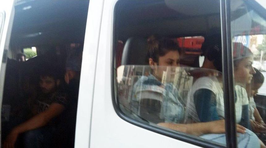 İzmir&rsquo;de Yakalanan 4 G&ouml;&ccedil;men Ka&ccedil;ak&ccedil;ısı Tutuklandı