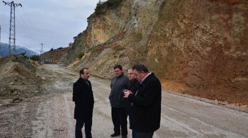 Heyelan Meydana Gelen Yolda İnceleme