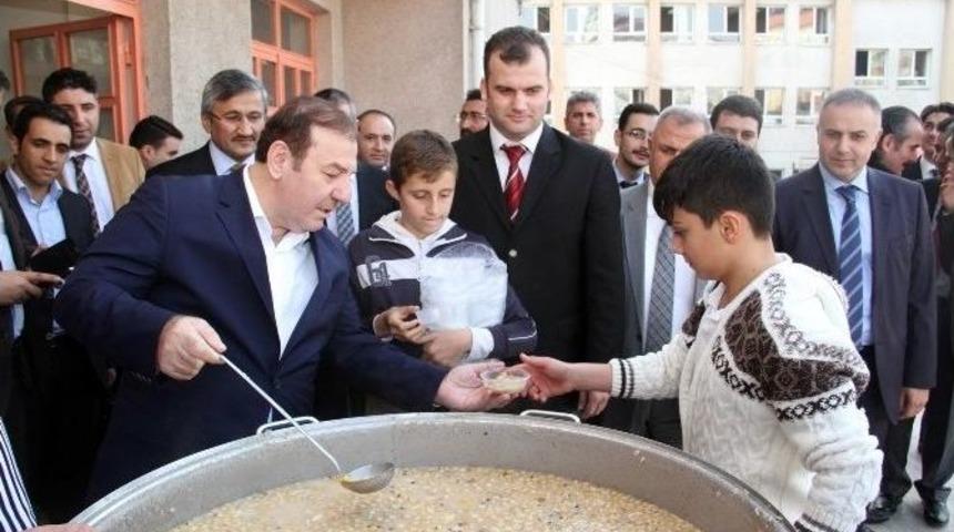 Başkan Kadıoğlu &Ouml;ğrencilere Aşure İkram Etti