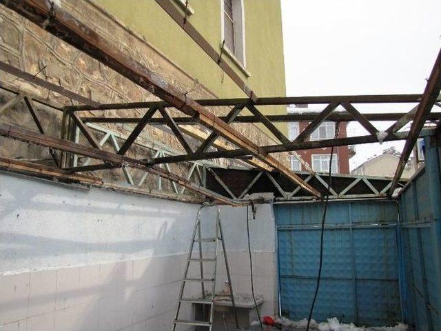 - Hisarcık&rsquo;ta Balık Pazarının &Ccedil;atısı &Ccedil;&ouml;kt&uuml; 1