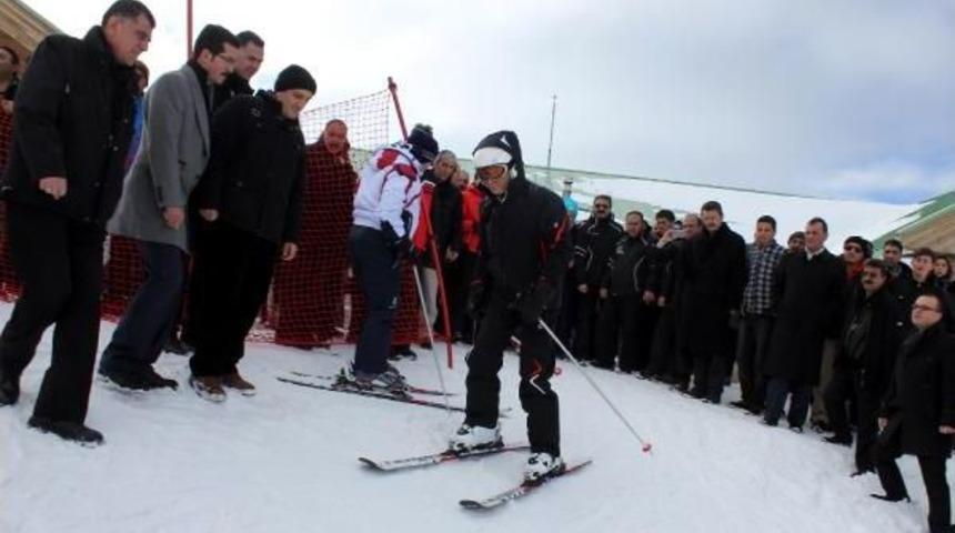 İ&ccedil;işleri Bakanı Efkan Ala Konaklı'da Kayak Yaptı