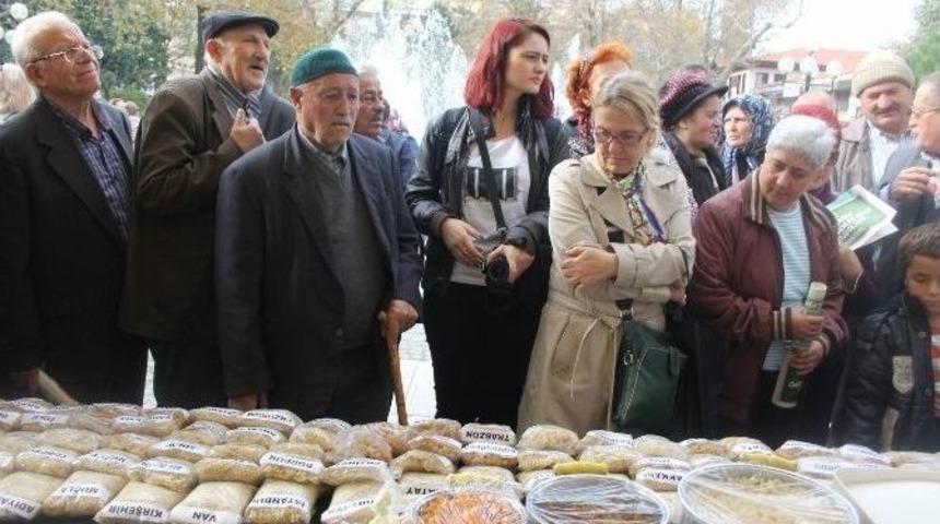 Rekortmen B&ouml;rek&ccedil;i &Ouml;ğrencilerle Birlikte Aşure Yapıp Dağıttı