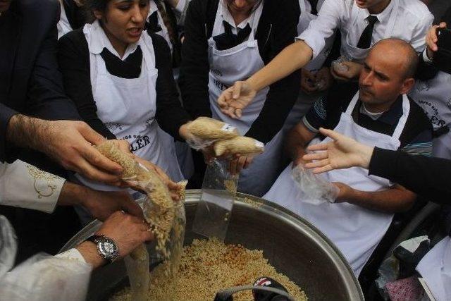 Rekortmen Börekçi Öğrencilerle Birlikte Aşure Yapıp Dağıttı