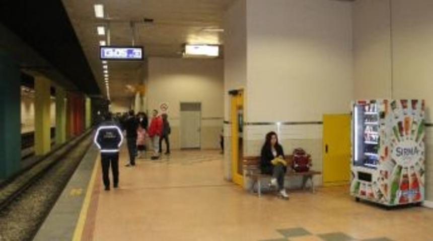 3 Metro İstasyonunun Yiyecek Otomatlarını Soydular