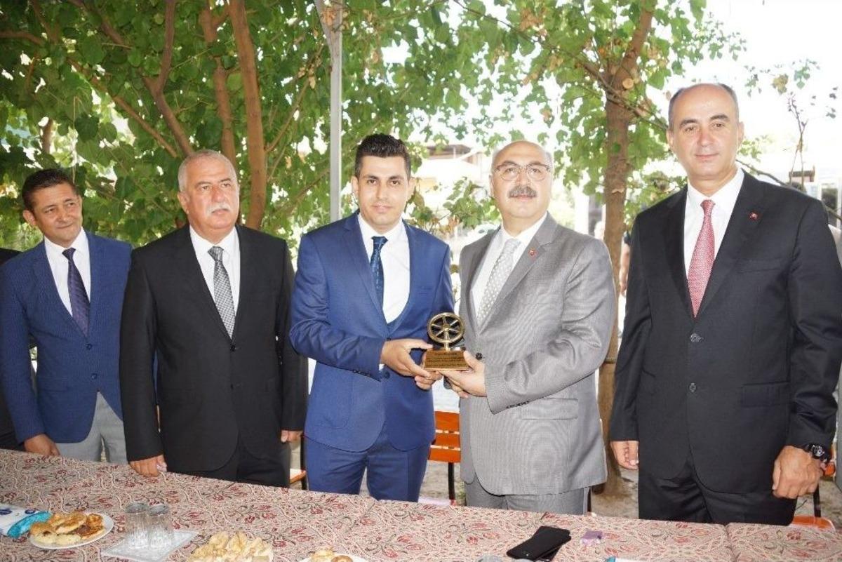 Vali K&ouml;şger, Ayın Şof&ouml;r&uuml;n&uuml; &Ouml;d&uuml;llendirdi