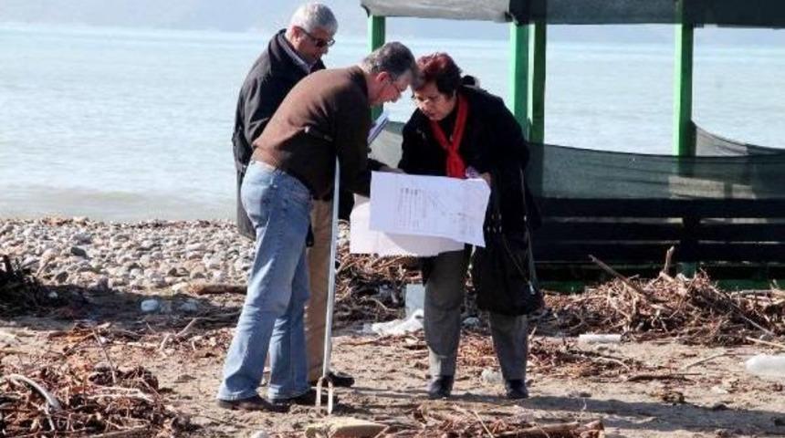 &Ccedil;evreciler Karaot Plajı'nda Yat &Ccedil;ekek Ve İmalat Yerine Karşı &Ccedil;ıktı