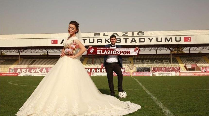 D&uuml;ğ&uuml;n Fotoğraflarını Sahada &Ccedil;ektirdiler