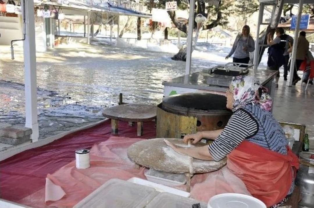 Manavgat Şelalesinde Bulunan İşletmeler Sular Altında Kaldı
