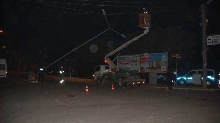 Elektrik Direğini Devirdi Kayıplara Karıştı