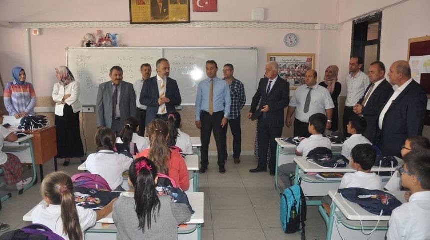 İneg&ouml;l Belediyesi&rsquo;nden &Ouml;ğrencilere Kırtasiye Malzemesi