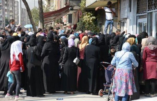 Suriyeli G&ouml;&ccedil;menlerin Yardım Izdihamına Polis M&uuml;dahalesi 1