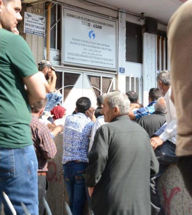 Suriyeli G&ouml;&ccedil;menlerin Yardım Izdihamına Polis M&uuml;dahalesi 2