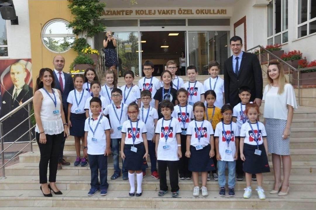 K&uuml;&ccedil;&uuml;k &Ouml;ğrenciler Beyaz G&uuml;vercin U&ccedil;urdu