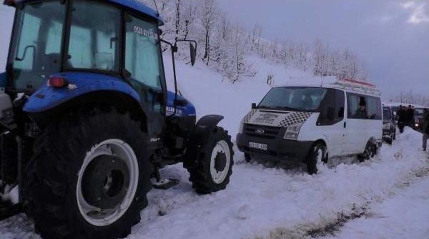 Kar Yolu Kapattı, 15  Yolcu 5 Saat Mahsur Kaldı